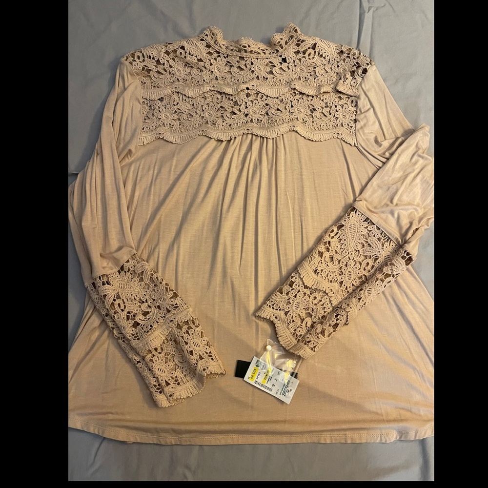 NWT Ladies Top - Size XL